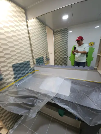 욕실 거울 시공 — 물결 장식 띠가 붙은 오래된 거울