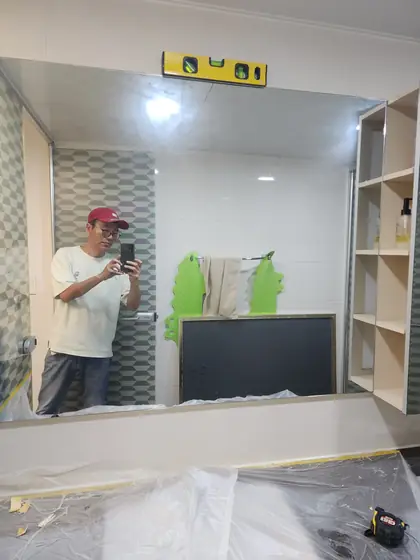 욕실 거울 시공 — 수평계로 확인한 새 거울