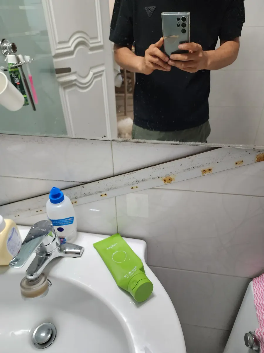 욕실 거울 규격 — 거울 아래 테두리를 따라 생긴 녹 자국