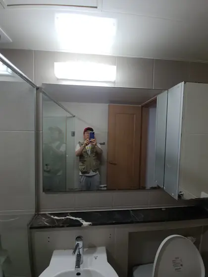 욕실 거울 부착 — 세면대 위 거울장 전체 모습